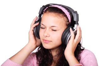 girl-headphones-41553