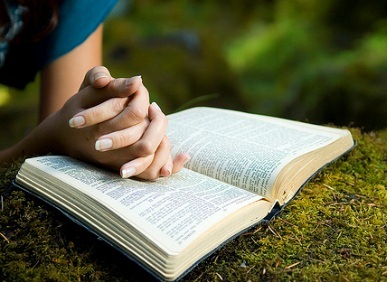 praying-hands-on-bible
