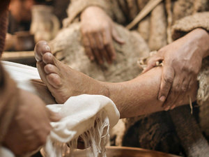 011-jesus-washes-feet